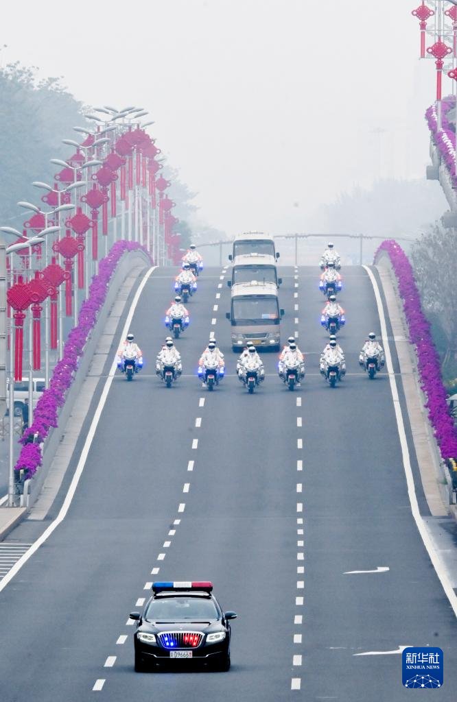 PDChinese's tweet photo. 【中華人民共和國國家勳章和國家榮譽稱號頒授儀式即將舉行】9月29日，國家勳章和國家榮譽稱號獲得者集體乘坐禮賓車，由國賓護衛隊護衛前往人民大會堂。經中共中央批准，中華人民共和國國家勳章和國家榮譽稱號頒授儀式將於9月29日上午10時在北京人民大會堂隆重舉行。 https://t.co/UVBsv0X985