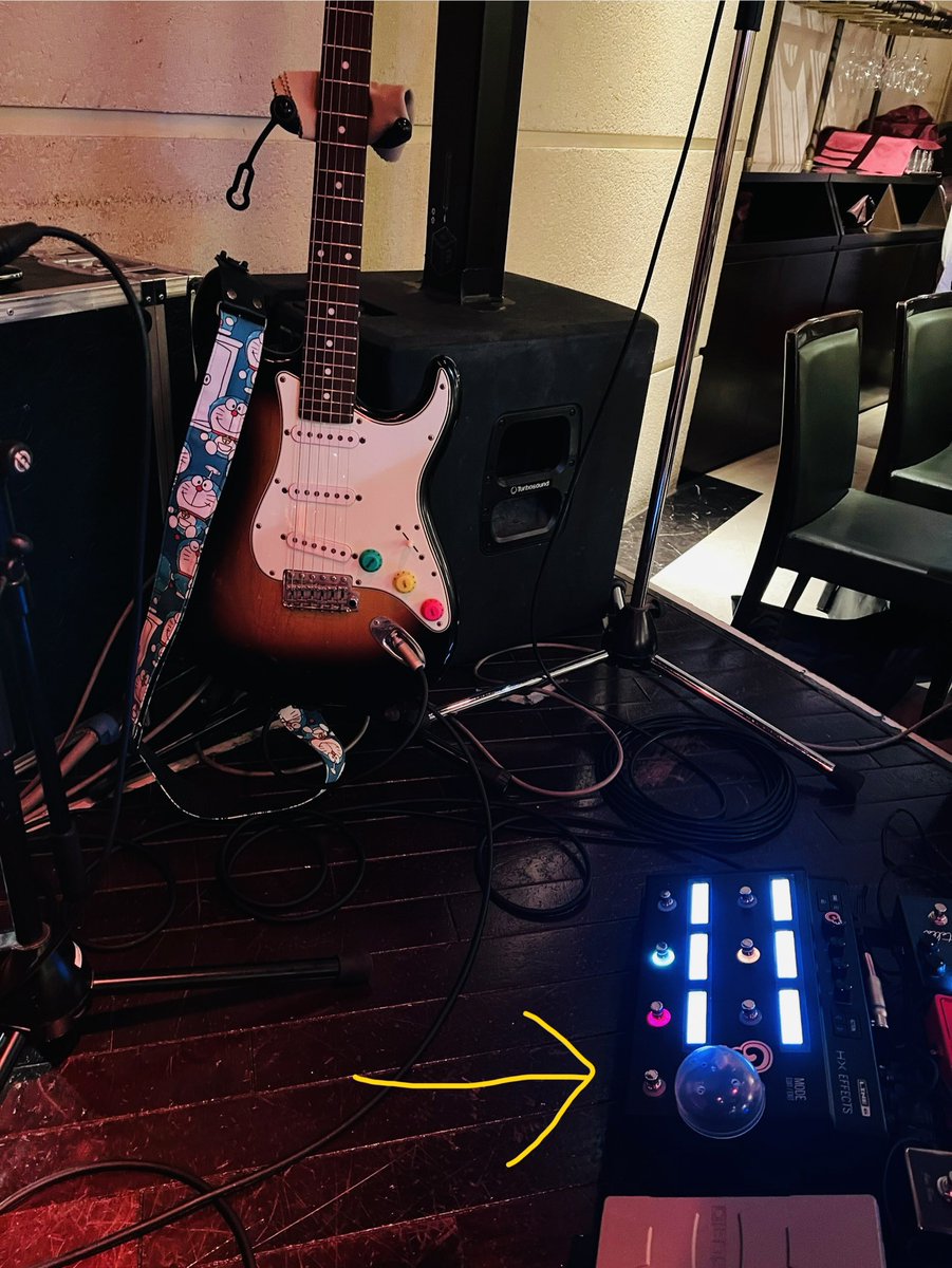 kiyomileft's tweet photo. 昨日のライブではフットスイッチを
間違って踏まないようにガチャのカプセルを被せておきました🎃🎸

本日はギターレッスンです👨🏻‍🦱🎸🎼

#HXEFFECTS
#ギター https://t.co/ky8HOOSVMp
