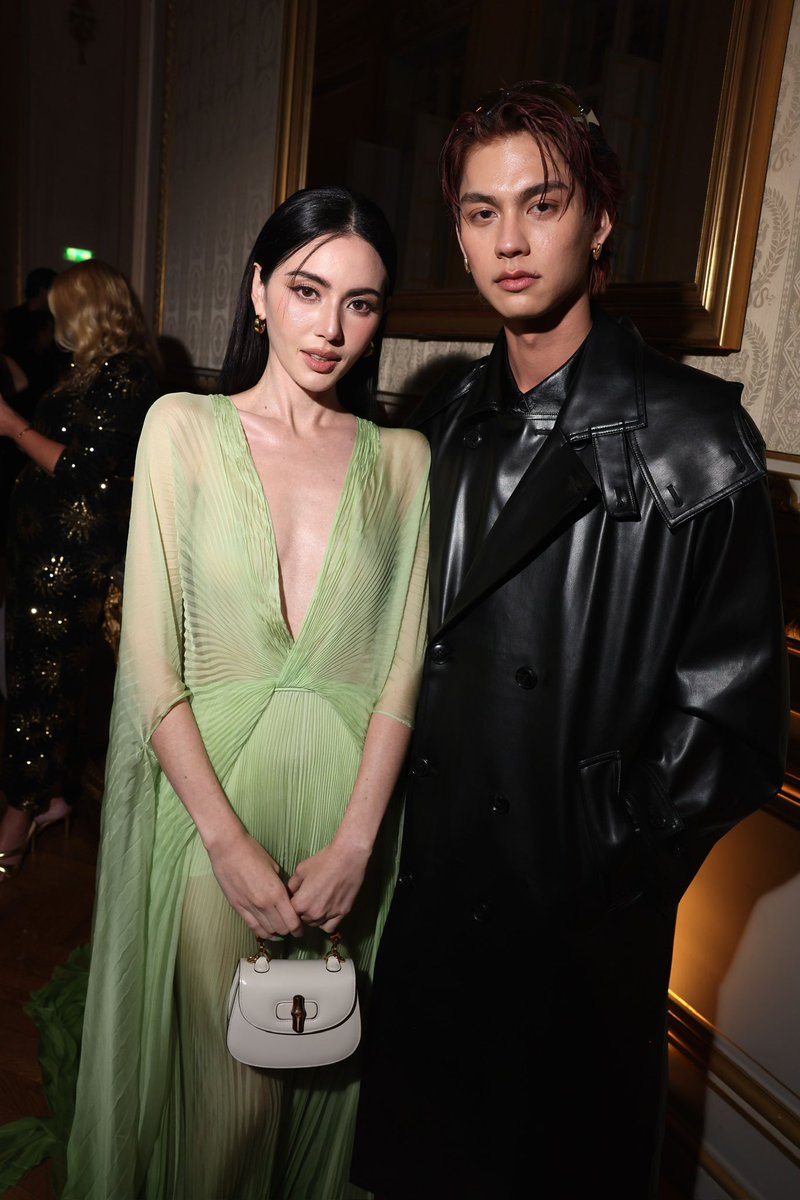 ใหม่ ดาวิกา และไบรท์ วชิรวิชญ์ ปรากฏตัวในงาน BoF500 ที่ปารีส ซึ่งครั้งนี้ถือเป็นปีที่ 2 ของใหม่ หลังจากเคยเข้าร่วมงานในปี 2023 และเป็นครั้งแรกของไบรท์ที่ได้มาสัมผัสอีเวนต์รวมบุคคลทรงอิทธิพลในวงการแฟชั่น 

สำหรับคอสตูมของค่ำคืนนี้ ‘ใหม่ ดาวิกา’ มาในเดรสอัดพลีทสีเขียว