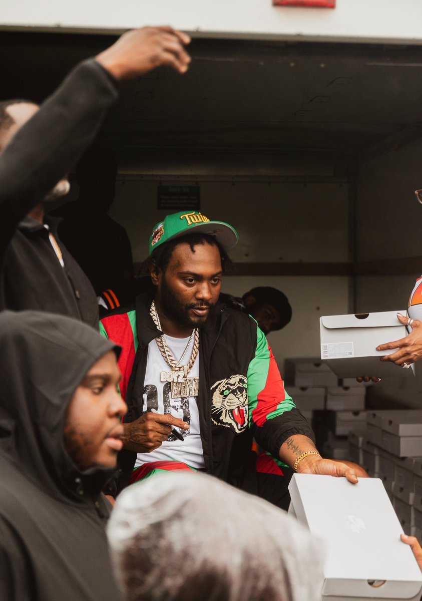 peezy__te's tweet photo. S/O everybody who waited in the rain I really love yall 🖤 Today We gave away 200 pair of custom white AF1’s to my neighborhood, I feel amazing GOD IS THE GREATEST 

SMALL TOWN GHETTO OUT NOW ‼️ https://t.co/1C3OFl6eBb