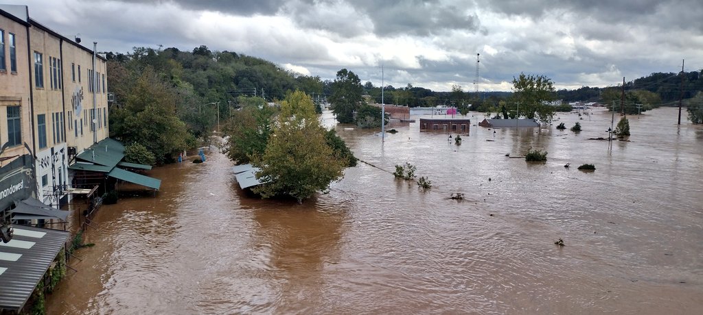 JoshGriffithWX's tweet photo. PLEASE READ 🚨⬇️🙏
Western North Carolina is in shambles. People need help. We just witnessed the worst disaster in modern history locally.
Roads destroyed and washed out. Asheville flooded.
Whole communities are destroyed from flash floods.
Communications and power grids wiped out from extreme winds.
I am personally delivering food and water to hard hit and cut off mountain areas in WNC. Please consider donating. I'll post updates as I deliver supplies to WNC communities.
Donation Link:
https://t.co/92wP7VyDtg
Thank you. 💙🙏