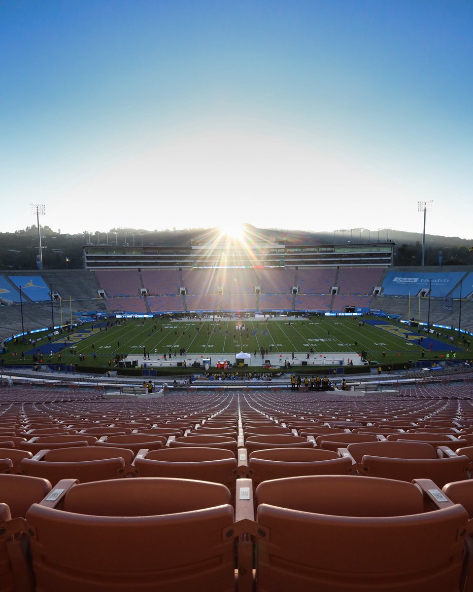 Who’s ready for some late-night Big Ten football? 🌹🙋‍♂️

#GoBruins