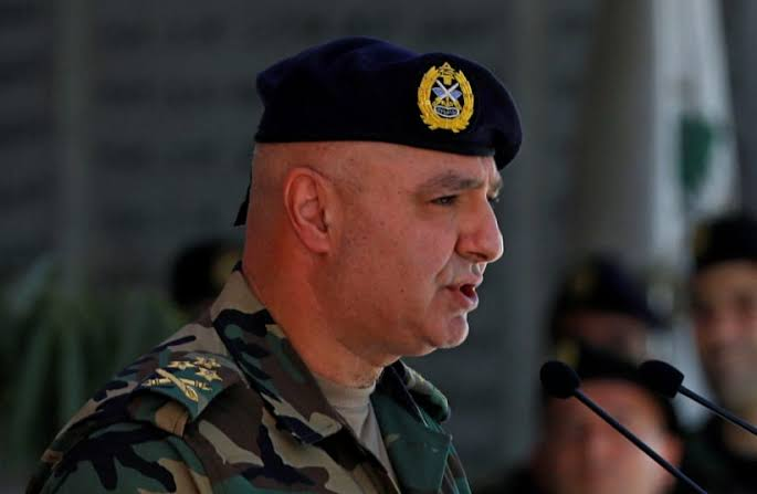 اللبنانيون الجدد لقائد الجيش العماد جوزيف عون
الآن دورك. عليك الإطاحة بالمنظومة القائمة حالياً.

أولاً: دخول القصر الجمهوري والإعلان عن حكومة طوارئ ، وإبلاغ كافة القيادة العسكرية والألوية في الجيش اللبناني الإنتشار على كافة مساحة البلاد ومطالبة الشعب بمؤازرة الجيش والقوى الأمنية.