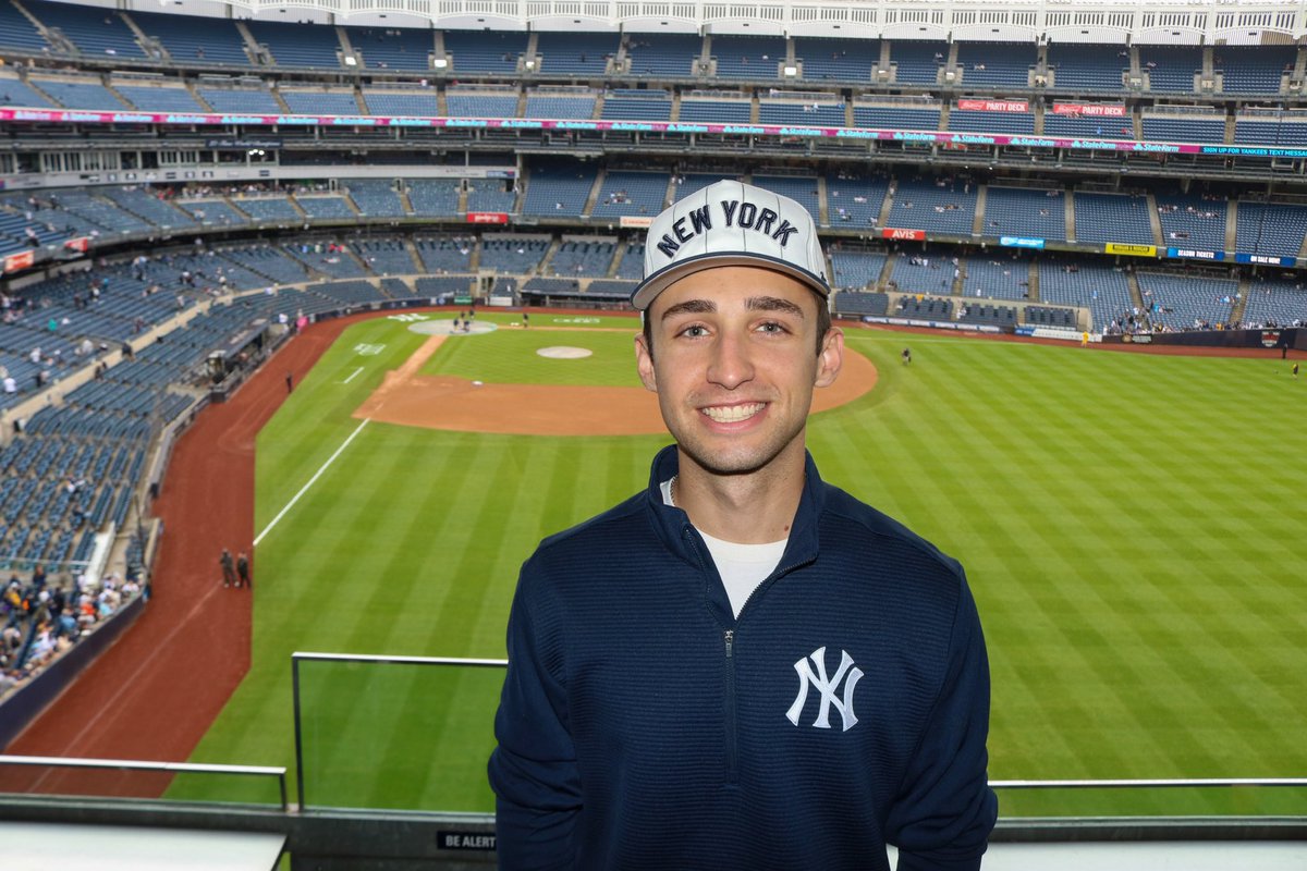 billythebatboy's tweet image. Great day at the ballpark!🔥 Fun time catching up with some old and new faces. Another successful @MintPros event! 🙌

#baseball #yankees #yankeestadium #mlb