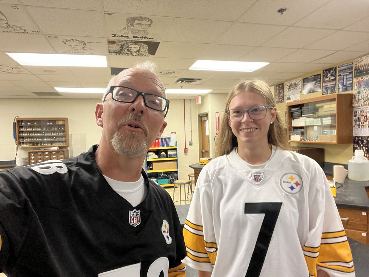 yorkscienceguy's tweet image. Students are wise beyond their years!! #steelers #herewego #jerseyday #homecoming