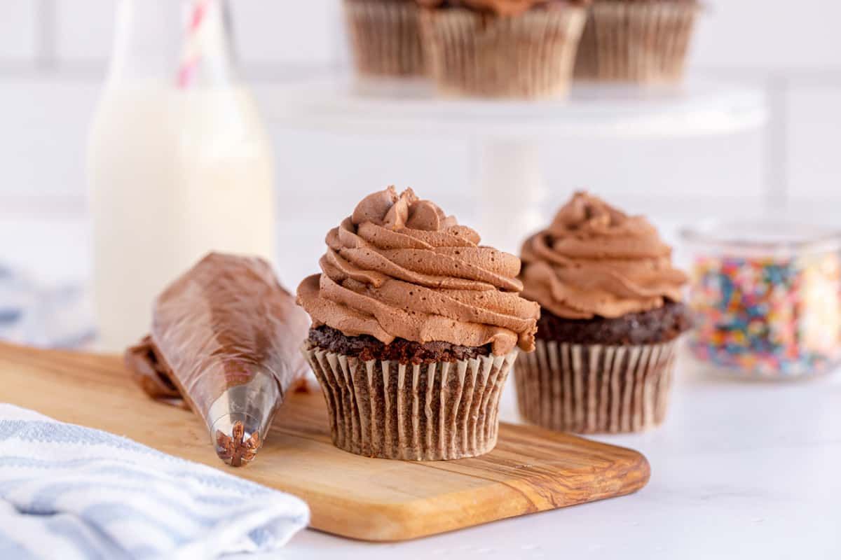 kyleecooks's tweet image. A baking staple, this recipe for how to make Chocolate Frosting will be your go-to! Whatever you use it for, you will love how easy it is!
#frosting #chocolate #baking #kyleecooks kyleecooks.com/how-to-make-ch…