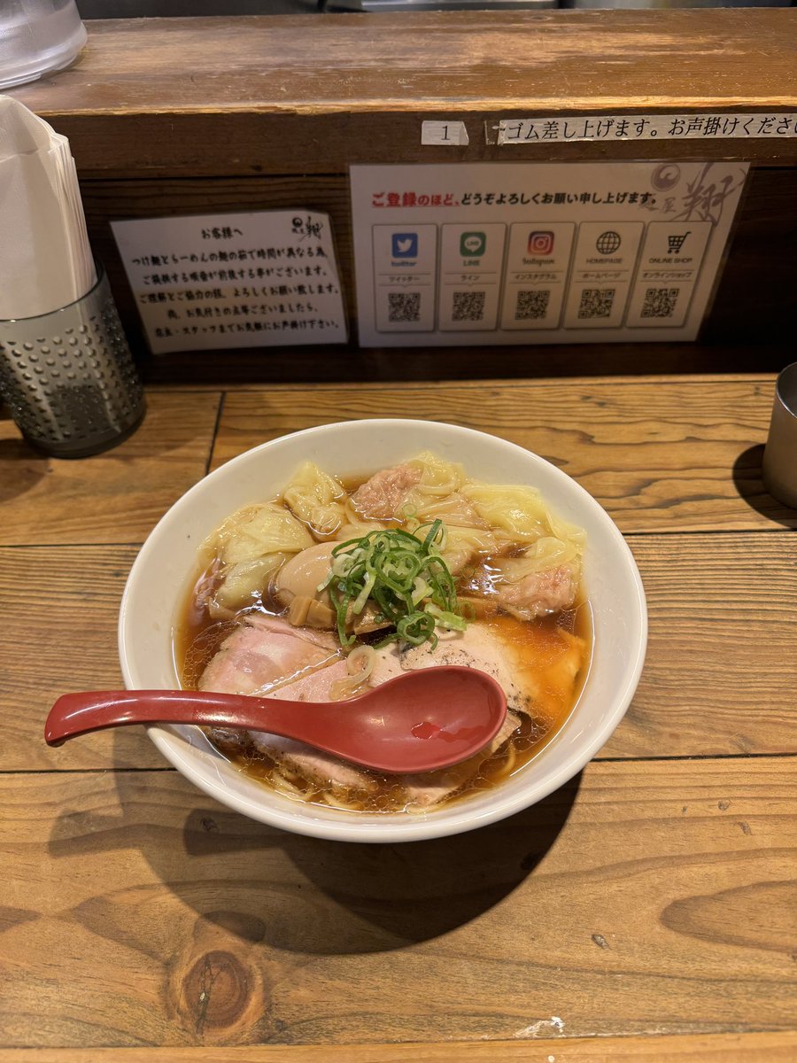 麺屋 翔 本店 さん

軍鶏特製塩ラーメン

軍鶏特製醤油ラーメン
ワンタン追加

2週連続で行ってしまった。
相変わらず美味しい。