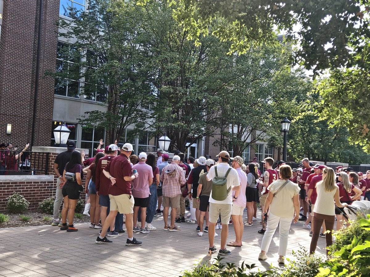 KT23Sports's tweet photo. Alot of Noles fans here in Dallas. #NoleNation #FearTheSpear #WarChant #FSUvsSMU https://t.co/lB9aC48wLN