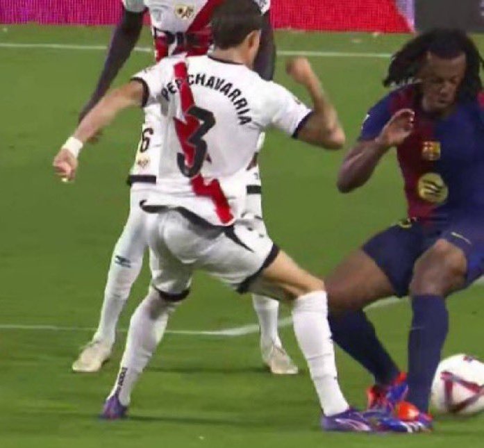 madridblaugrana's tweet photo. 🔥Pisotón de Kounde

🚨GOL DE LEWANDOWSKI ANULADO

🔥Pisotón a Pau Víctor

🚨 GOL VALIDO DE BRYAN ZARAGOZA

🔥Agarrón a Lamine Yamal DENTRO del área

🚨SIGAN SIGAN

🔥Agarrón a Endrick 

🚨PENALTY

La liga de @Tebasjavier

Osasuna - Barça https://t.co/s1mKK9DP2V