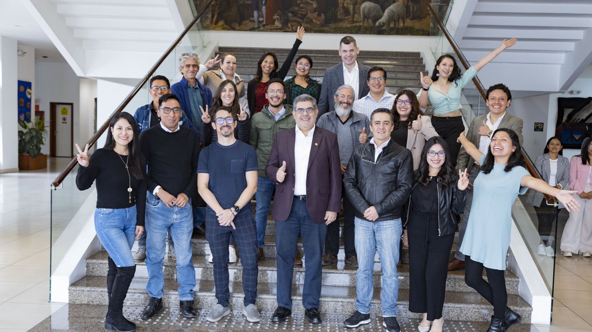 uasbecuador's tweet photo. 📢📚 ¡𝗘𝗻𝗰𝘂𝗲𝗻𝘁𝗿𝗼 𝗶𝗻𝗼𝗹𝘃𝗶𝗱𝗮𝗯𝗹𝗲 𝗲𝗻 𝗹𝗮 𝗔𝗻𝗱𝗶𝗻𝗮!

Hoy, nuestro campus fue el escenario de un emotivo encuentro con los estudiantes del Doctorado en Educación, Maestría en Educación y TIC, Maestría en Innovación en Educación y Maestría en Investigación en Educación.

Junto al Rector, Profesor @cesarmontanog; @miquelherrera, director del Área de Educación, los coordinadores y docentes de los programas, compartimos momentos que fortalecen los lazos de una comunidad comprometida con transformar el futuro de la educación. 

¡𝗔𝗻𝗱𝗶𝗻𝗮, 𝘂𝗻𝗮 𝗲𝘅𝗽𝗲𝗿𝗶𝗲𝗻𝗰𝗶𝗮 𝗽𝗮𝗿𝗮 𝘀𝗶𝗲𝗺𝗽𝗿𝗲! 🎓

#somosandina #PosgradosUASB2024