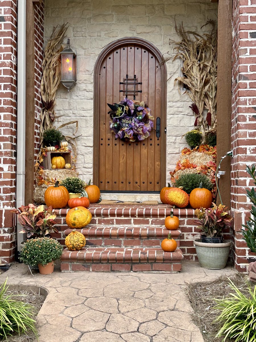 MillieW1's tweet photo. I’m ready for fall. Will add spooky stuff next weekend. https://t.co/WAu0p1ZNIU