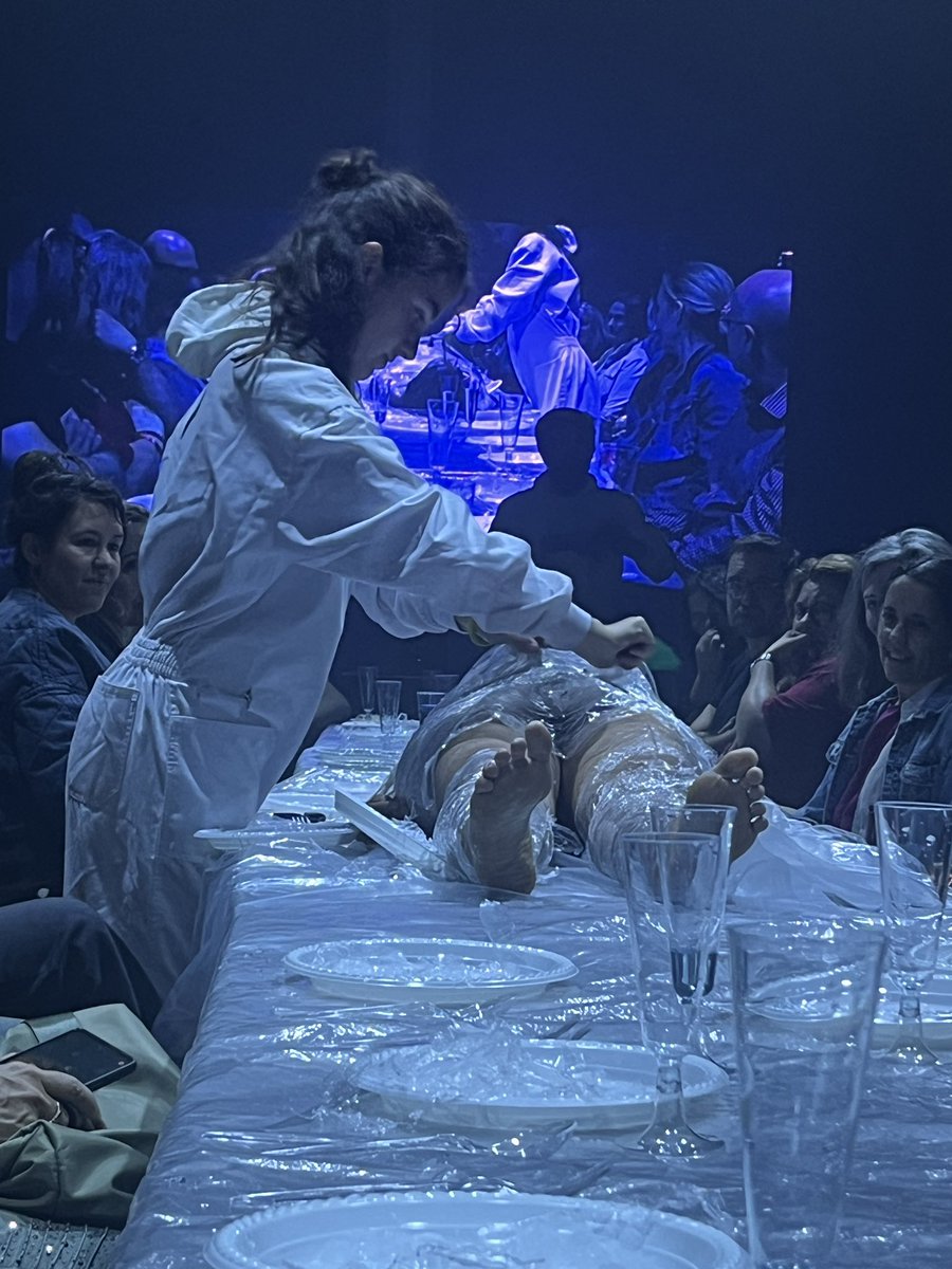 lrius's tweet photo. A la taula que havia parat @epicalafura hi havia un cos humà, plàstics, gel i vísceres de peix. Els efectes de la contaminació en el canvi climàtic, interpretats per científics i artistes de la @TURBA_IN3 de la @UOCuniversitat, @ICMCSIC i @CVC_UAB
#epsn24 #EPSP #lafuradelsbaus https://t.co/qos4QEFHeR