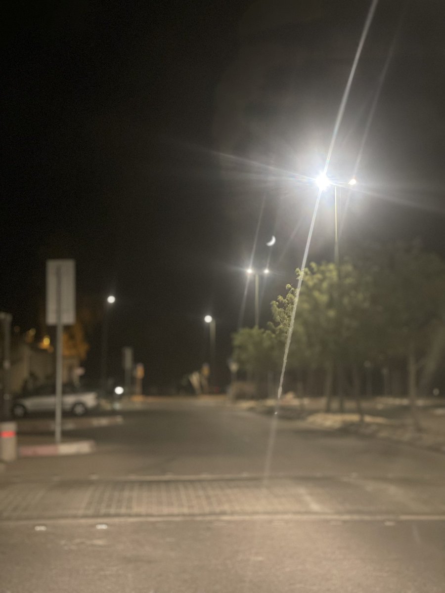 ben_3zam's tweet photo. عودو انفسكو على النوم بدري .. لان في ساعات اليل المتأخره العقل يترك القيادة للقلب.. والقلب حمار ما بيعرف يسوق 😅. https://t.co/5I4R74acxo