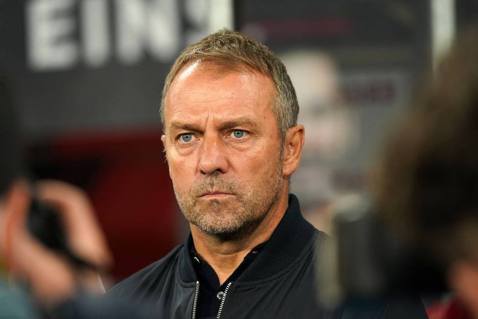🔵🔴 Hansi Flick: “We have many injured players, but no excuses”.

“If you look at our squad at the moment, we only have three midfielders, and one defender playing as a midfielder. It's not easy, but we accept it”.