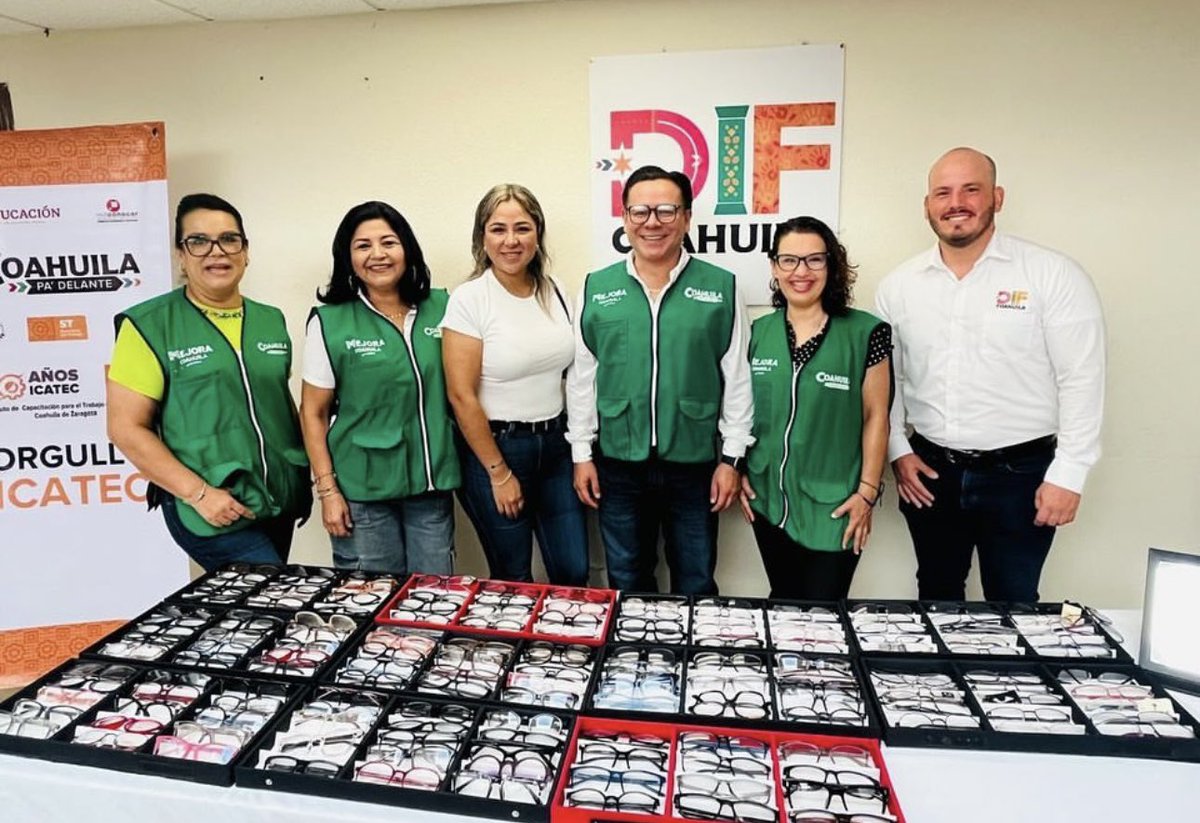 Sisbeles01's tweet photo. En #Monclova junto a @DIFCoah e #ICATEC realizamos campaña de lentes a bajo costo y corte de pelo gratis coordinados a través de @MejoraCoahuila Esta campaña reafirma el compromiso del Gobernador @manolojim con la comunidad para el acceso a servicios esenciales #PaDelanteCoahuila https://t.co/XAtqH3wp27