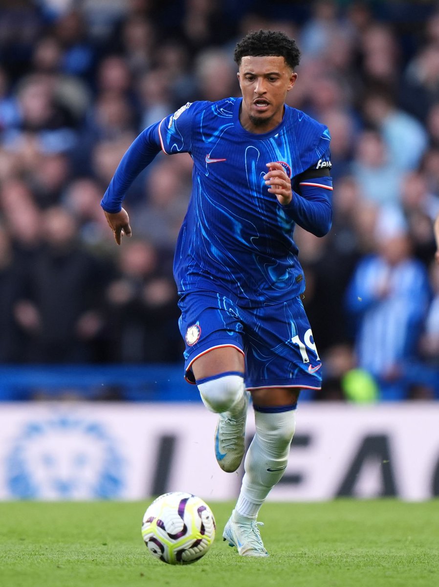 Blue_Footy's tweet photo. Jadon Sancho won more duels (8) than any other player in the game today. That's unreal.

They said he's lazy 🤔 https://t.co/kjtoBph6kK