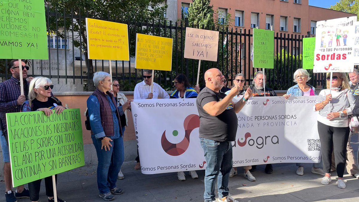 ASOGRA_'s tweet photo. Hoy las calles de #Granada se llenan de las reivindicaciones de las #PersonasSordas.
La #accesibilidad en todos los ámbitos en #LSE no es un lujo, es un Derecho.
En esta #SemanaInternacional de las #PersonasSordas 2024 y siempre en nuestra vida diaria luchamos por una mejor calidad de vida para nuestra Comunidad.
¡Unidos/as somos más fuertes! 💙 #DeafPower #IWDP
LENGUAS DE SIGNOS POR DERECHO. SÚMATE!!
@WFDeaf @CNSEinfo