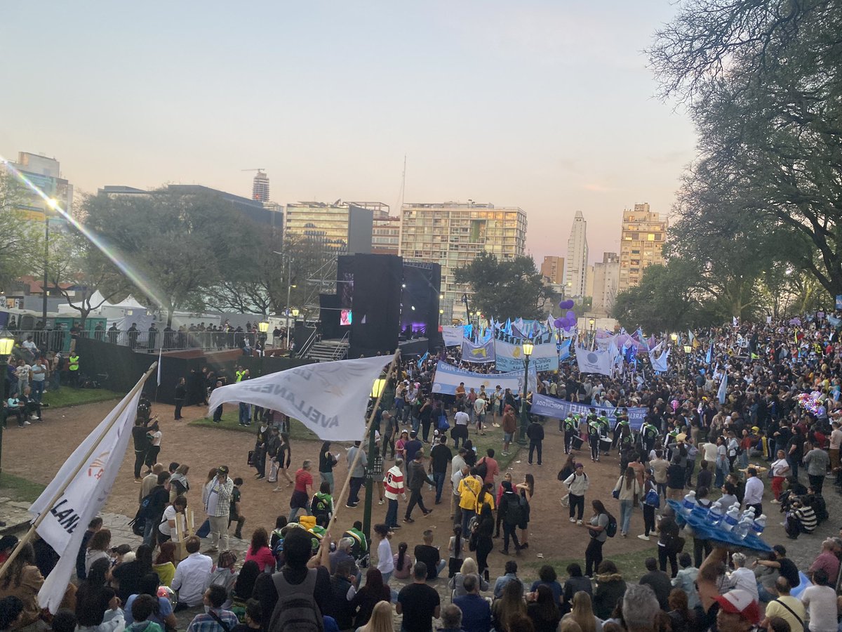 Son gobierno, movilizaron cientos de micros de todo el país y habla su jefe supremo, pero no llenan el anfiteatro de Parque Lezama. ¿Milei no era el líder más importante del mundo? La gente la está viendo, el relato se cae.
📷 Foto de las 19.10hs publicada por <a href="/cecamarano/">Cecilia Camarano</a>