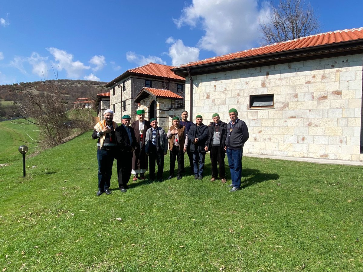 bektashiane's tweet image. Bulgaristan ,Mestanlı (Momchilgrad) da bulunan Elmalı Baba  Dergahındaki #Bektasi dostlarımızı selamlıyoruz.  #Bektashi #Elmalı #Bektashian