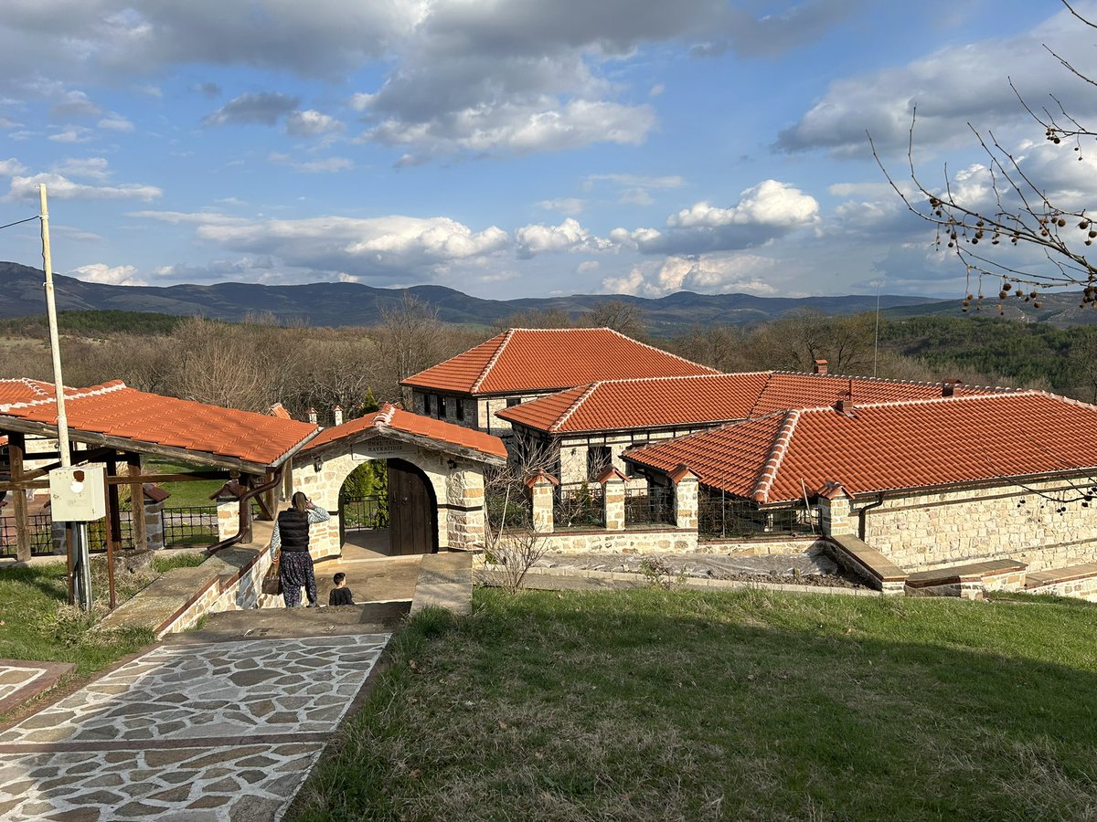 bektashiane's tweet image. Bulgaristan ,Mestanlı (Momchilgrad) da bulunan Elmalı Baba  Dergahındaki #Bektasi dostlarımızı selamlıyoruz.  #Bektashi #Elmalı #Bektashian