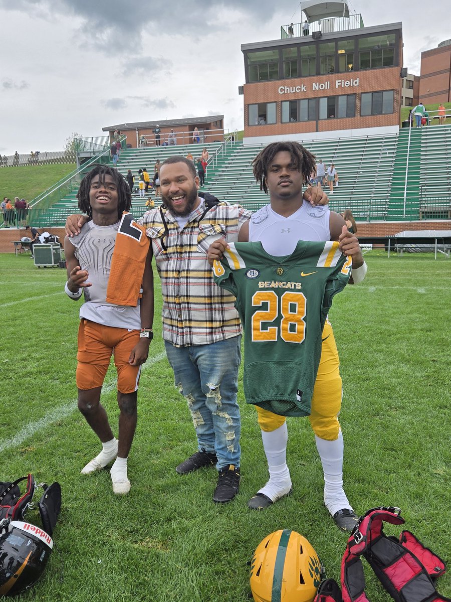 f_tank4's tweet photo. @coachtaylor412 @givens_diontae https://t.co/u3oY83zLwM