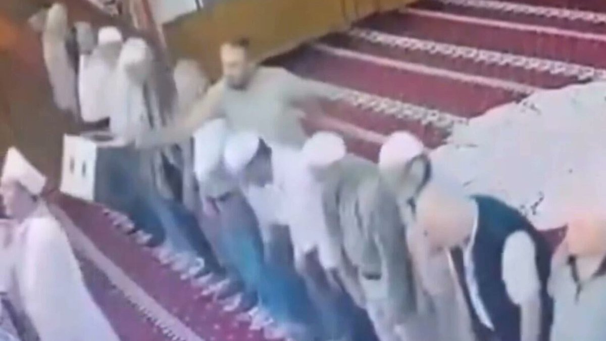 TurkgunGazetesi's tweet photo. İmama tabureyle saldıran kişi akıl hastanesine sevk edildi
https://t.co/cJpSgpTWiR
#manisa #imam #Tabure https://t.co/hBgREAwGbf