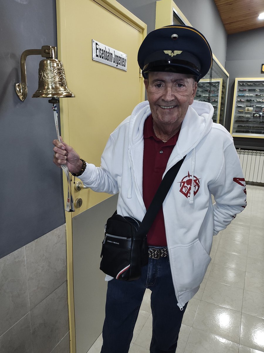 INTERNAUTAS mis amores, coño estoy cansado he llegado muy tarde a mai haus, naur he podido ni ver mi BARÇA 💙❤️ pero hemos perdido naur pasa nada, ya veis esperando la última abuela que suba al tren que coñazo, tumorru os respondere, disfrutar del finde guapas /os, Bona nit