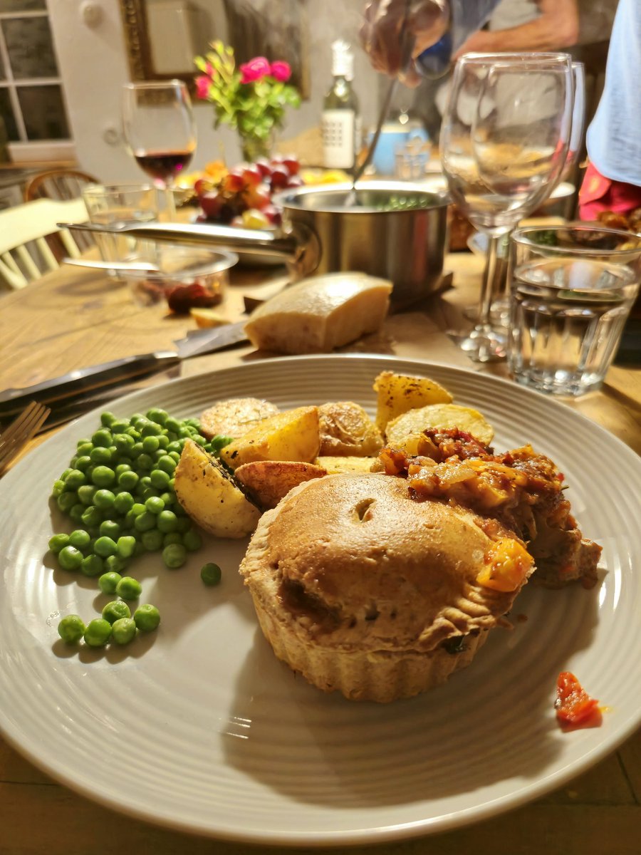 anaamshi's tweet photo. J’ai marché 22km aujourd'hui j’ai contemplé 4 arc en ciel j’ai traversé une frontière le premier slovène que j’ai rencontré m’à invité à dormir chez lui et à manger chez ses amis ce soir je dors là où il n’y a plus de vent. https://t.co/spdhNFS2yQ