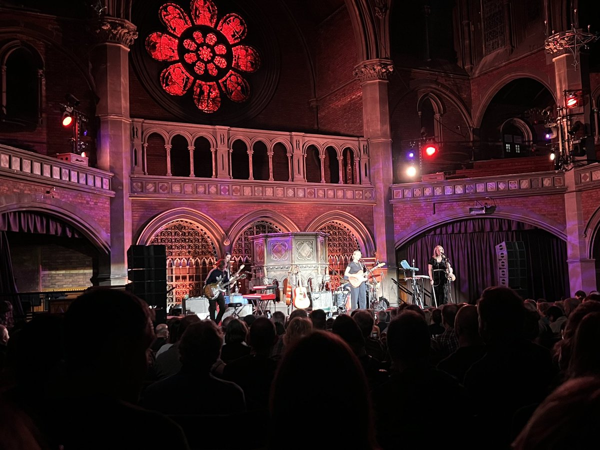 HowFP's tweet photo. @gemma_hayes what a beautiful concert at @UnionChapelUK . I’ve wanted to see you play forever and you didn’t disappoint. What a voice, and sound and band. Kudos to your fiddle player - learning everything in a day on backing vocals!! So awesome - thanks for playing  x https://t.co/57mGKL8apG
