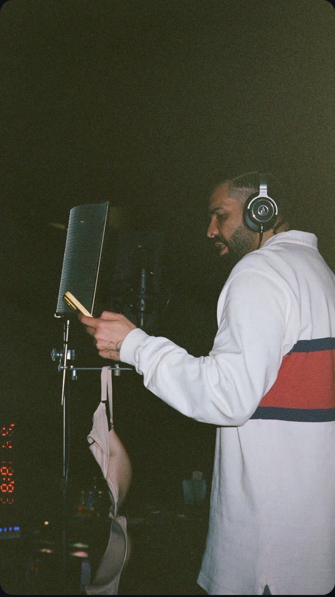 Drake Back In The Studio👀