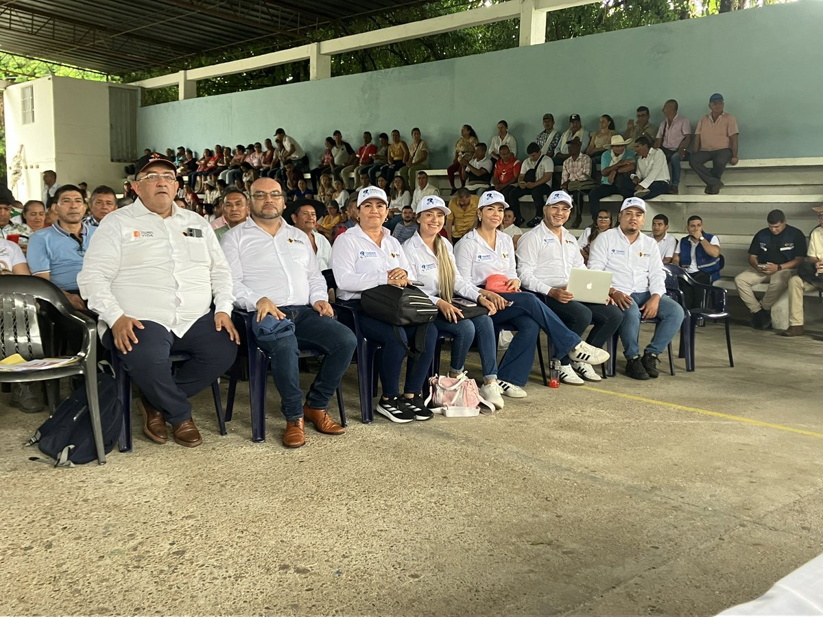 Jucamo7's tweet photo. Hoy, junto con el equipo de la Dir. Territorial del #Caquetá, el Gert. de #CaminosComunitarios y el Viceministro de Infraestructura @MinTransporteCo participamos audiencia pública convocada por @CamaraColombia en #ElDoncello; hablamos sobre las inversiones en las que avanzamos https://t.co/QCintOZ6Yw