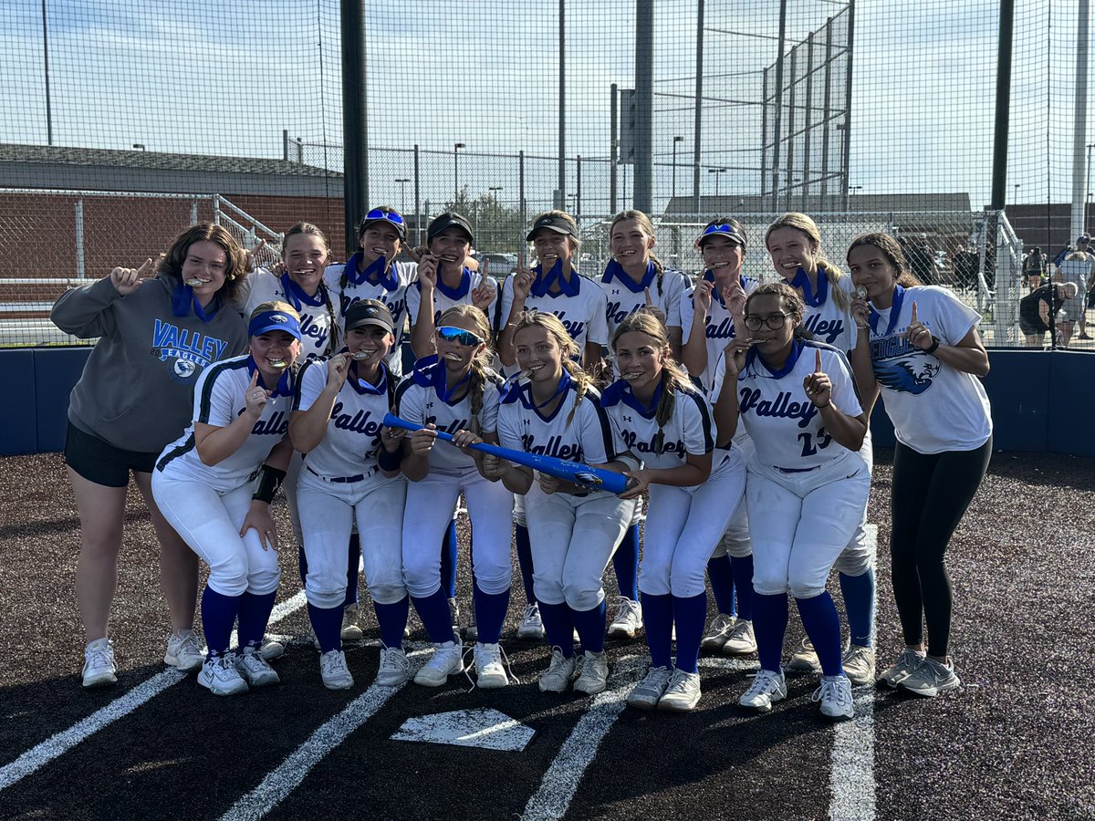 Changed things up after the 3-1 win over Owasso to win September Slam.We awarded the bat to the Player of the Tournament.The winner was every girl on the team as each player and manager had a huge hand in winning one of the toughest tournaments in MO! 26-1! #NextPlay #OneValley