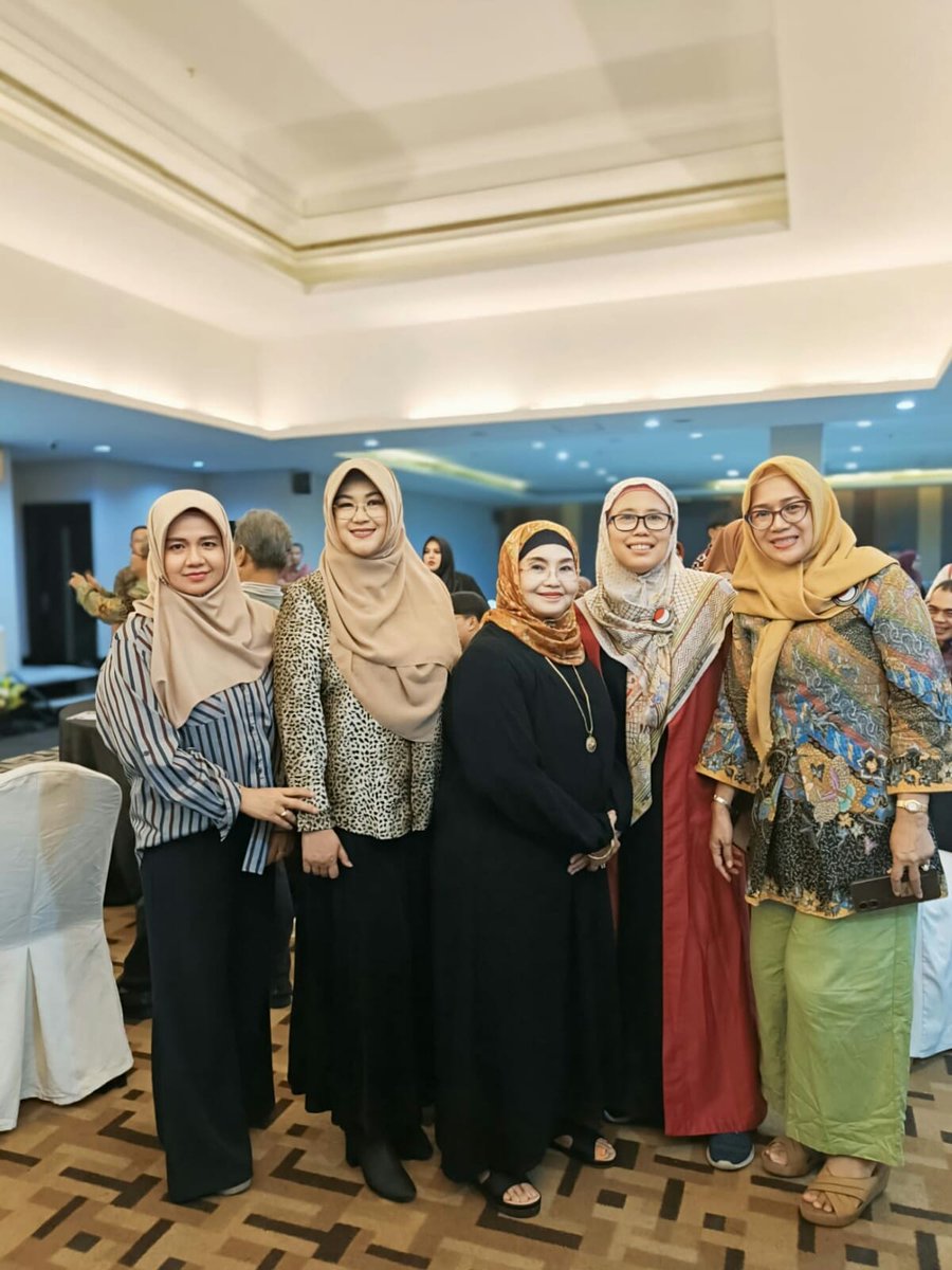 DokterTifa's tweet photo. Saya salah satu Tokoh yang hadir dan (rencananya) memberikan orasi pada Diskusi yang diselenggarakan Forum Tanah Air (FTA) .
Diskusi yang direncanakan akan membahas tentang Indonesia dan Masa Depan, memberikan saran dan melakukan aksi terbaik bagi Bangsa dan Negara yang sedang dirundung derita dan pelbagai kesulitan ini, tiba-tiba diganggu dan dirusak oleh segerombolan orang dengan tutup muka dan masker, merusak peralatan panitia dan properti hotel dan melakukan ancaman kepada segenap Hadirin,  mengintimidasi seluruh peserta agar merasakan ketakutan dan memaksa Panitia menutup dan membubarkan acara.

Para Tokoh dan Hadirin Diaspora dari seluruh Indonesia dan Diaspora  yang khusus menghadiri acara ini, tokoh-tokoh yang kenyang pengalaman berjuang di lapangan membela hak-hak rakyat, terbiasa dengan segala tantangan, 

Diancam oleh segerombolan preman dan polisi yang berjaga-jaga, ketika acara selesai, rampak preman-preman itu berpelukan dengan polisi-polisi.

Ada dengan Negara ini hingga Aksi Anarkis dilakukan dengan terang-terangan bahkan di bawah lindungan Aparat Negara yang seharusnya melindungi hak-hak setiap warga negaranya, dan bukannya melindungi aksi gerombolan preman yang anarkis?

Sungguh peristiwa kemarin adalah NODA HITAM yang mencoreng-moreng Demokrasi negara ini, yang KEBEBASAN BERPENDAPAT DAN BERKUMPUL adalah Hak yang dilindungi oleh Undang-Undang Dasar 1945!

Ketika yang dilindungi polisi adalah preman pengacau dan bukan warga yang menjalankan kegiatan secara tertib dan bermartabat, saya merasakan, jika dibiarkan terus-menerus terjadi, maka  negara ini sudah pada tahap menuju kehancurannya.