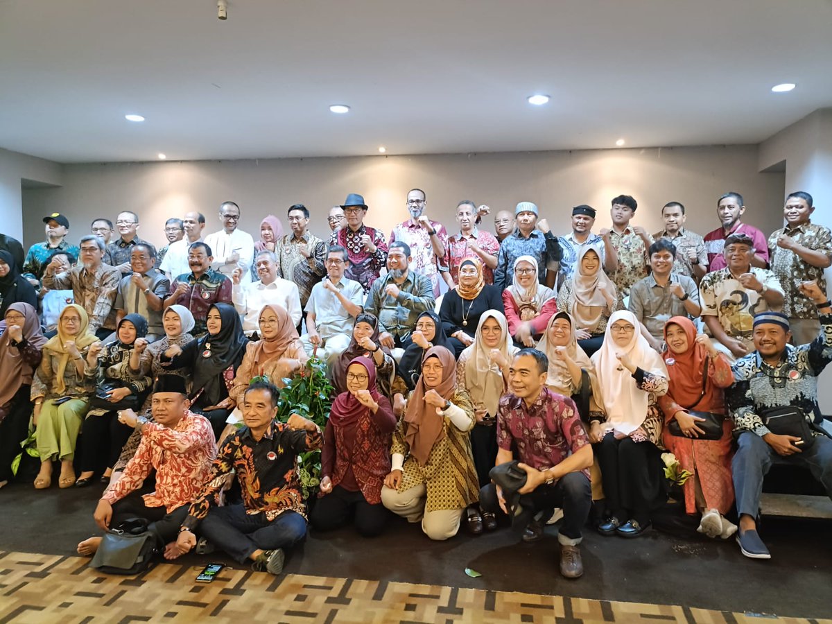 DokterTifa's tweet photo. Saya salah satu Tokoh yang hadir dan (rencananya) memberikan orasi pada Diskusi yang diselenggarakan Forum Tanah Air (FTA) .
Diskusi yang direncanakan akan membahas tentang Indonesia dan Masa Depan, memberikan saran dan melakukan aksi terbaik bagi Bangsa dan Negara yang sedang dirundung derita dan pelbagai kesulitan ini, tiba-tiba diganggu dan dirusak oleh segerombolan orang dengan tutup muka dan masker, merusak peralatan panitia dan properti hotel dan melakukan ancaman kepada segenap Hadirin,  mengintimidasi seluruh peserta agar merasakan ketakutan dan memaksa Panitia menutup dan membubarkan acara.

Para Tokoh dan Hadirin Diaspora dari seluruh Indonesia dan Diaspora  yang khusus menghadiri acara ini, tokoh-tokoh yang kenyang pengalaman berjuang di lapangan membela hak-hak rakyat, terbiasa dengan segala tantangan, 

Diancam oleh segerombolan preman dan polisi yang berjaga-jaga, ketika acara selesai, rampak preman-preman itu berpelukan dengan polisi-polisi.

Ada dengan Negara ini hingga Aksi Anarkis dilakukan dengan terang-terangan bahkan di bawah lindungan Aparat Negara yang seharusnya melindungi hak-hak setiap warga negaranya, dan bukannya melindungi aksi gerombolan preman yang anarkis?

Sungguh peristiwa kemarin adalah NODA HITAM yang mencoreng-moreng Demokrasi negara ini, yang KEBEBASAN BERPENDAPAT DAN BERKUMPUL adalah Hak yang dilindungi oleh Undang-Undang Dasar 1945!

Ketika yang dilindungi polisi adalah preman pengacau dan bukan warga yang menjalankan kegiatan secara tertib dan bermartabat, saya merasakan, jika dibiarkan terus-menerus terjadi, maka  negara ini sudah pada tahap menuju kehancurannya.