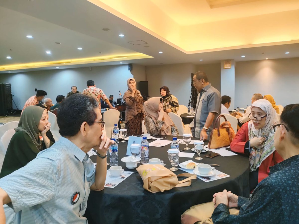 DokterTifa's tweet photo. Saya salah satu Tokoh yang hadir dan (rencananya) memberikan orasi pada Diskusi yang diselenggarakan Forum Tanah Air (FTA) .
Diskusi yang direncanakan akan membahas tentang Indonesia dan Masa Depan, memberikan saran dan melakukan aksi terbaik bagi Bangsa dan Negara yang sedang dirundung derita dan pelbagai kesulitan ini, tiba-tiba diganggu dan dirusak oleh segerombolan orang dengan tutup muka dan masker, merusak peralatan panitia dan properti hotel dan melakukan ancaman kepada segenap Hadirin,  mengintimidasi seluruh peserta agar merasakan ketakutan dan memaksa Panitia menutup dan membubarkan acara.

Para Tokoh dan Hadirin Diaspora dari seluruh Indonesia dan Diaspora  yang khusus menghadiri acara ini, tokoh-tokoh yang kenyang pengalaman berjuang di lapangan membela hak-hak rakyat, terbiasa dengan segala tantangan, 

Diancam oleh segerombolan preman dan polisi yang berjaga-jaga, ketika acara selesai, rampak preman-preman itu berpelukan dengan polisi-polisi.

Ada dengan Negara ini hingga Aksi Anarkis dilakukan dengan terang-terangan bahkan di bawah lindungan Aparat Negara yang seharusnya melindungi hak-hak setiap warga negaranya, dan bukannya melindungi aksi gerombolan preman yang anarkis?

Sungguh peristiwa kemarin adalah NODA HITAM yang mencoreng-moreng Demokrasi negara ini, yang KEBEBASAN BERPENDAPAT DAN BERKUMPUL adalah Hak yang dilindungi oleh Undang-Undang Dasar 1945!

Ketika yang dilindungi polisi adalah preman pengacau dan bukan warga yang menjalankan kegiatan secara tertib dan bermartabat, saya merasakan, jika dibiarkan terus-menerus terjadi, maka  negara ini sudah pada tahap menuju kehancurannya.