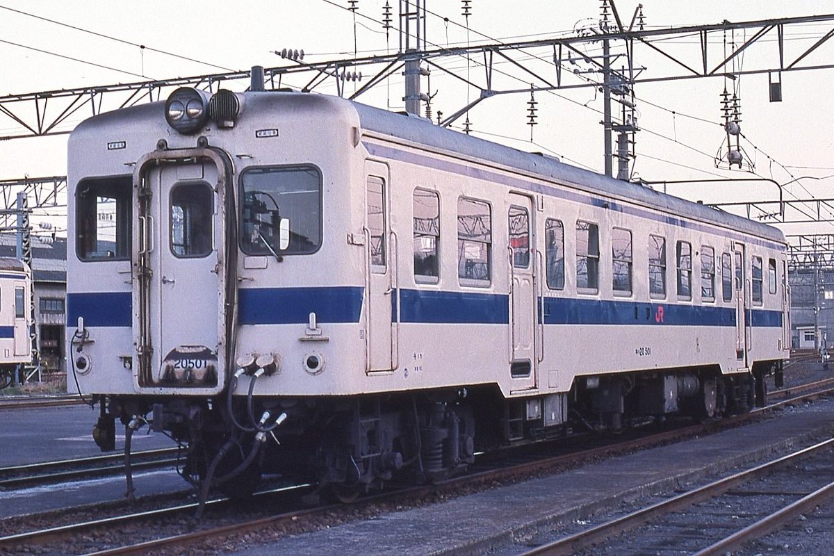 cB5rkK6NHSh0CqA's tweet photo. 南延岡運転区末期 わずか10両配置
① #キハ20 335
②キハ20 501 500番台トップは敦賀→高崎→南延岡 敦賀時代の手羽先型タブレットキャッチャー台座が残る
③ #キハ52 53 1両だけ２エンジン車が配置
④キハ52 53 車内照明は白熱灯　夜は薄暗く時刻表が読めなかった
#持っている気動車の画像を貼るべし https://t.co/QIcxOSY5J1