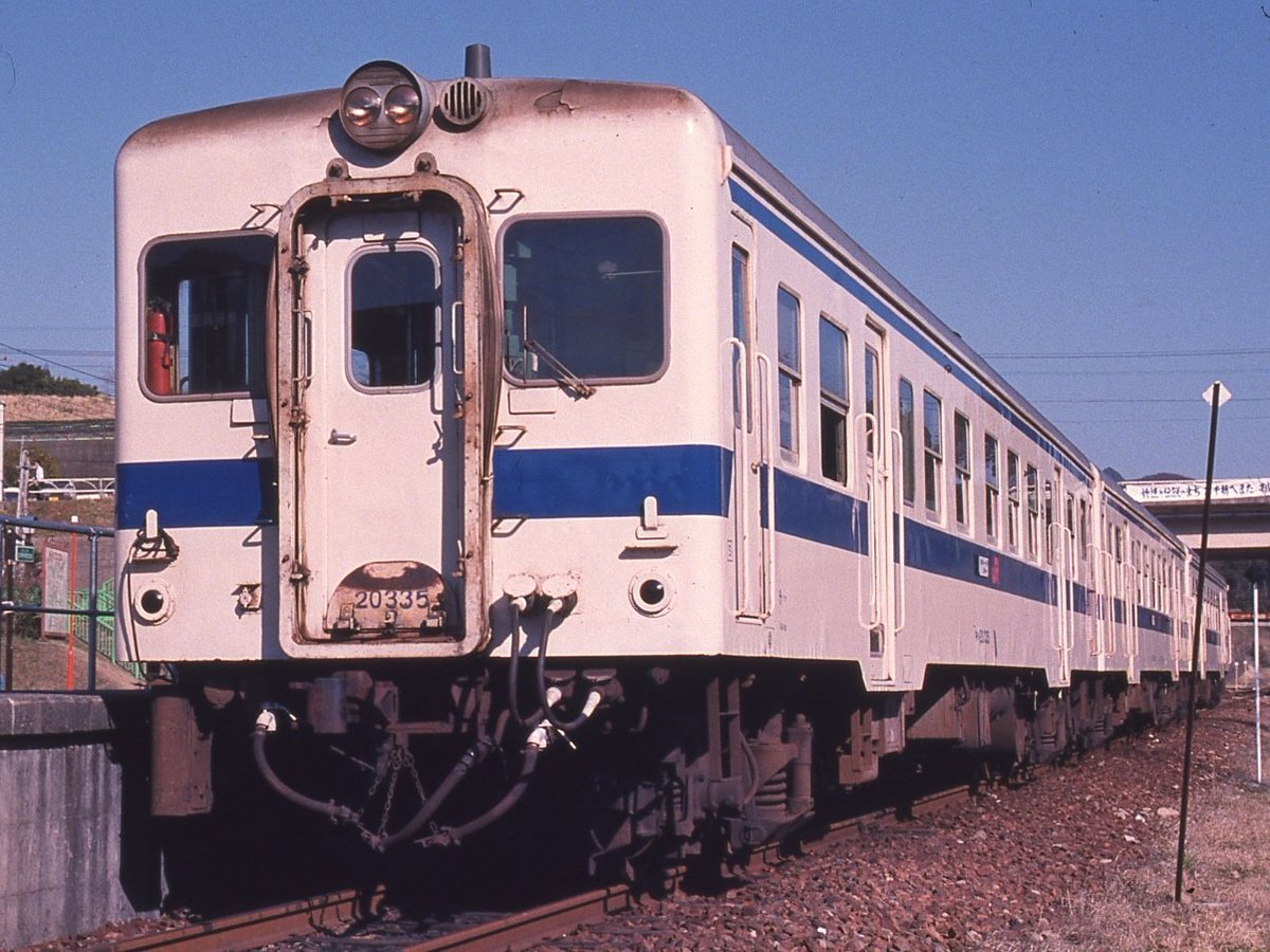 cB5rkK6NHSh0CqA's tweet photo. 南延岡運転区末期 わずか10両配置
① #キハ20 335
②キハ20 501 500番台トップは敦賀→高崎→南延岡 敦賀時代の手羽先型タブレットキャッチャー台座が残る
③ #キハ52 53 1両だけ２エンジン車が配置
④キハ52 53 車内照明は白熱灯　夜は薄暗く時刻表が読めなかった
#持っている気動車の画像を貼るべし https://t.co/QIcxOSY5J1