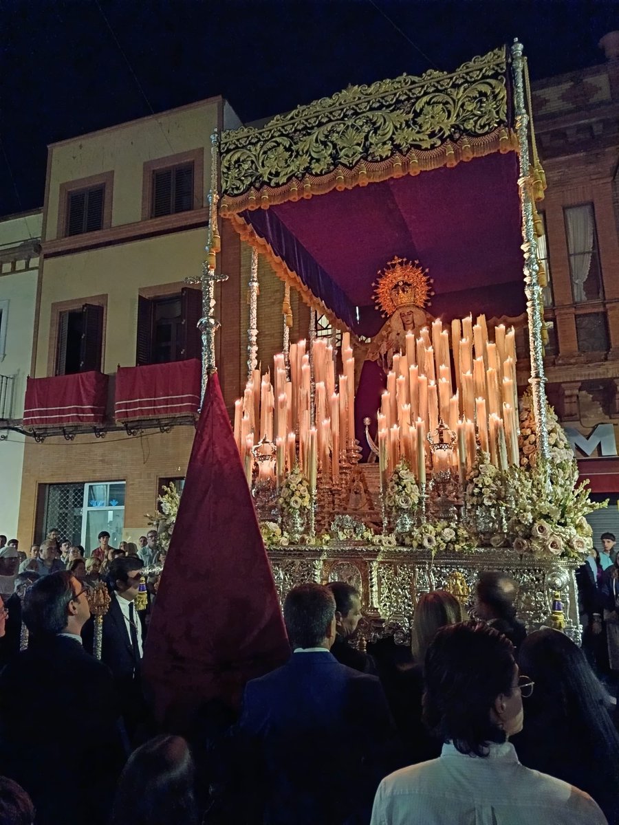 Hdad_Valme's tweet photo. GRAN PODER | Esta noche hemos recibido corporativamente a la querida @HdadGranPoderDH ante el monumento a la Virgen de Valme con motivo de la procesión extraordinaria de María Santísima del Mayor Dolor y Traspaso por el 125º aniversario de la cofradía de la Madrugá nazarena. https://t.co/cWIIVaNHRt