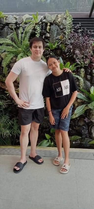 Inlababububeaw's tweet photo. Gwapo! 🤩

Lucky fans' photo op with Enrique Gil in white shirt and no Marcelo Burlon cap 

#EnriqueGil

📸 Ctto https://t.co/EOgv3XAzuK