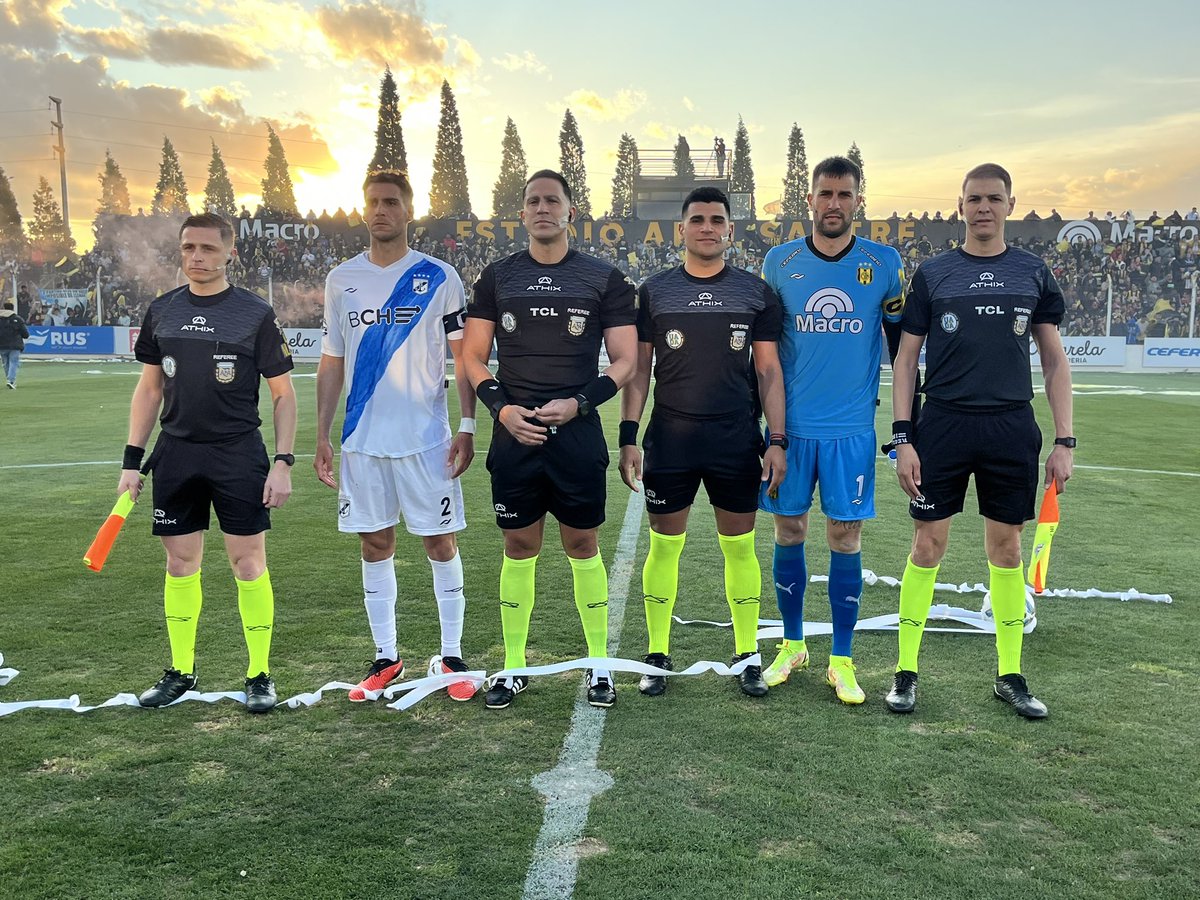 Primeranaciona's tweet photo. ⚓️ El Clásico de Madryn en 40 minutos del PRIMER TIEMPO:

TRES jugadores amonestados y DOS EXPULSADOS en Guillermo Brown. 😳 https://t.co/kcS0mJMn8f
