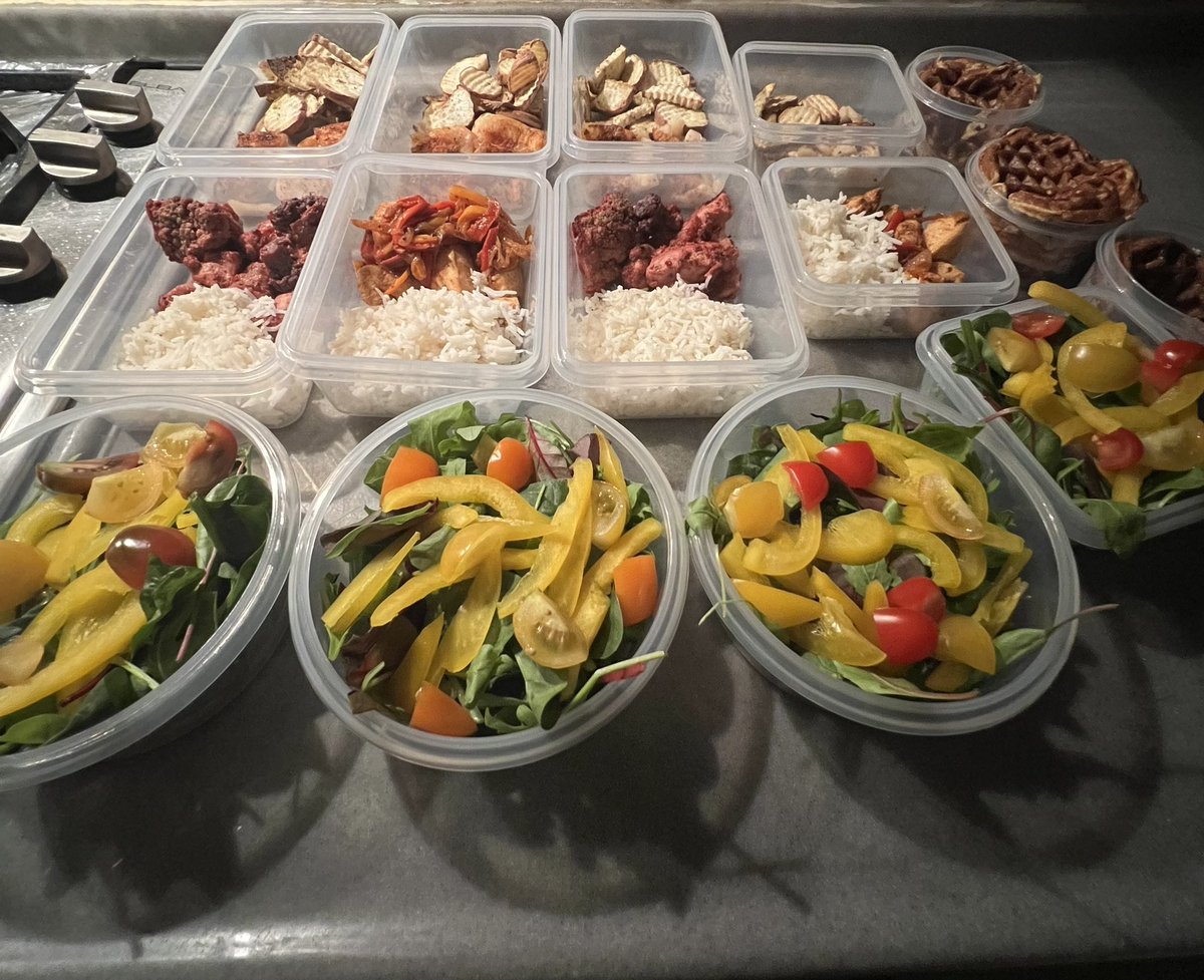 صباح الخييير🌚✨
طبعاً طبعاً الناس نايمه وانا سهرانه اجهز وجبات الاسبوع
المصيبه مو هنا المصيبه ان وراي قومه الفجر اجهز وجبات المشتركين ، بس اهمم شي خلصت وجباتي للاسبوع الالتزام التزاممم🫡💪🏽❤️‍🔥❤️‍🔥❤️‍🔥