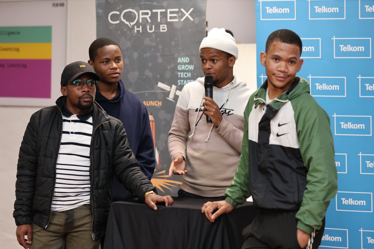 Geekulcha's tweet image. Midnight pitches currently underway. They allow teams to give their progress and mention current challenges being faced 

#TelkomLearnHack