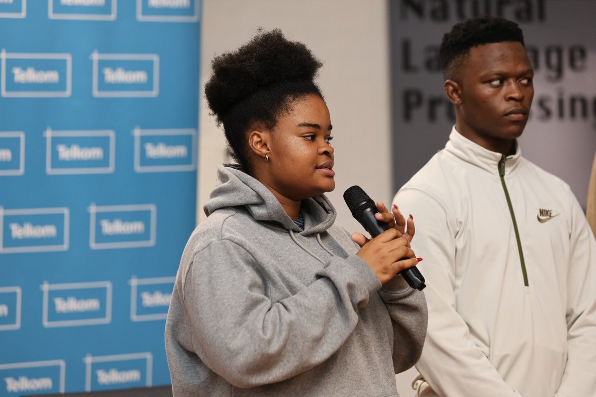 Geekulcha's tweet image. Midnight pitches currently underway. They allow teams to give their progress and mention current challenges being faced 

#TelkomLearnHack