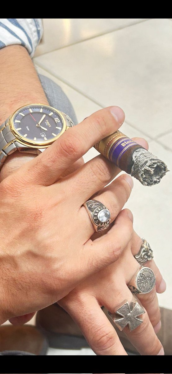 airdispatch's tweet photo. Puro : Saga Blend No 7 Perfecto
Saat : Timex Solar Men's Dress Watch
#puroakademi #cigaracademyturkey #timex #timexwatches #sagacigars #sagablendno7 #perfecto https://t.co/9sckW37vPY