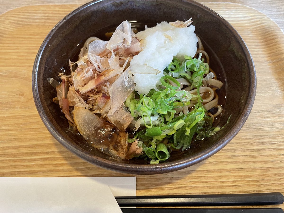 maemukidayon's tweet image. 過ごしやすくなりやっと秋らしくなってきたよね、季節を感じられるってやっぱ良いよね🍁
最近「ほや丸」のぐっすり守を買って睡眠💤も充実してるょ🍀
極細の糸で織り上げた越前織で作られてて地域ブランド、ミルクの父親の実家も細幅の織マーク工場だったからカットしたり検品したりよく手伝ったょ😌