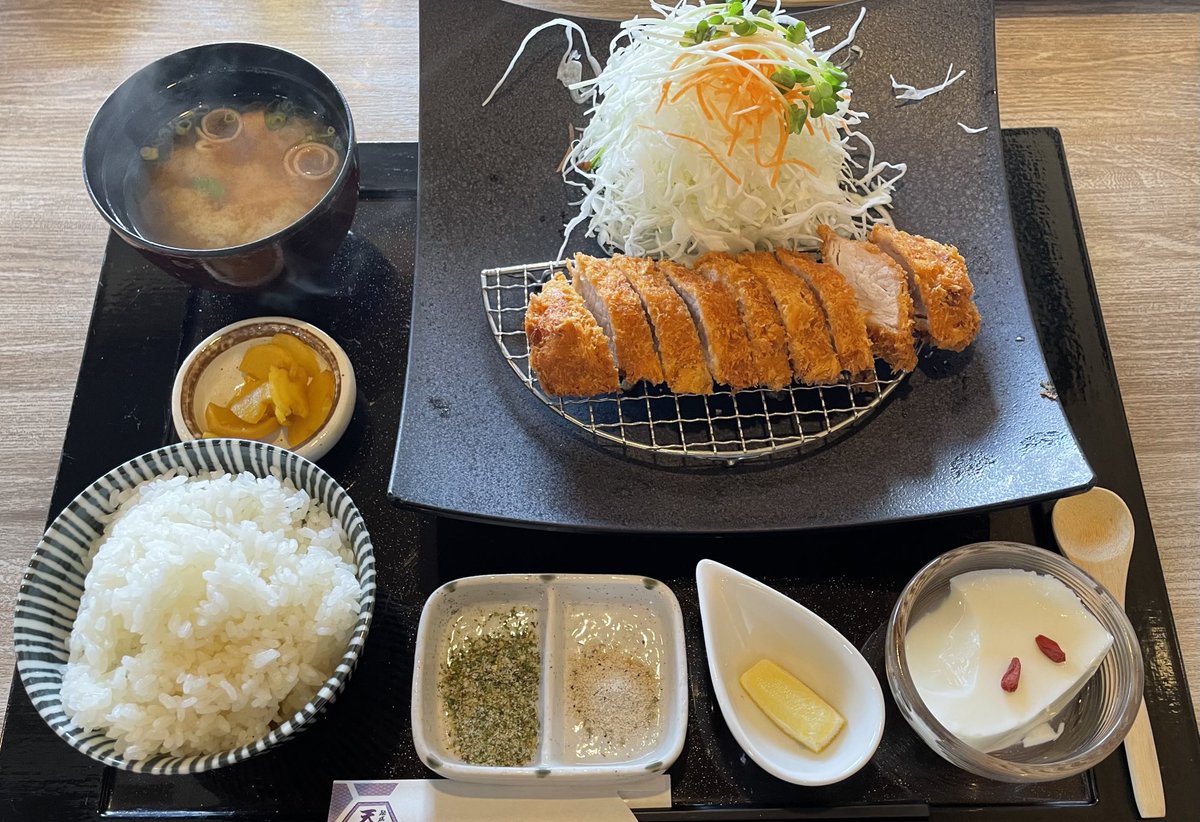 maemukidayon's tweet image. 過ごしやすくなりやっと秋らしくなってきたよね、季節を感じられるってやっぱ良いよね🍁
最近「ほや丸」のぐっすり守を買って睡眠💤も充実してるょ🍀
極細の糸で織り上げた越前織で作られてて地域ブランド、ミルクの父親の実家も細幅の織マーク工場だったからカットしたり検品したりよく手伝ったょ😌