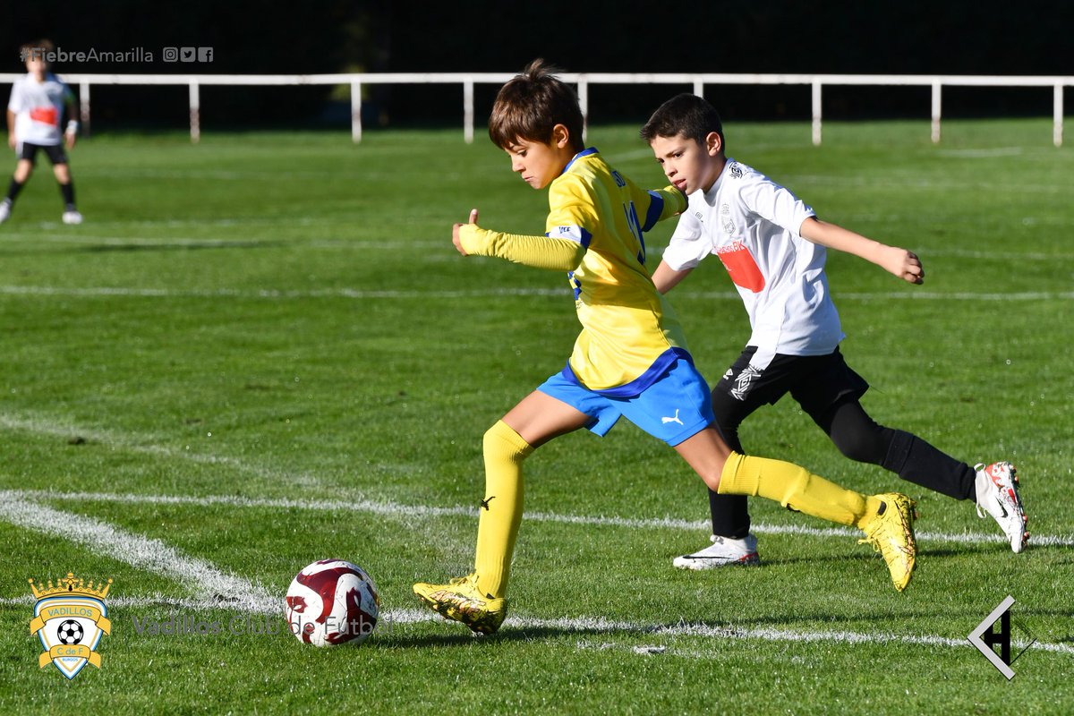 VadillosCF's tweet photo. Victoria del Benjamín "A" @d3burgos frente al @cdburgosud
Ramón, Elisa y Mario han disfrutado, casi tanto, como sus peques.💛💙
Gracias al #BurgosUD por su deportividad. 🤜🤛
#FiebreAmarilla
#FamiliaVadillista https://t.co/0VweFWa50p
