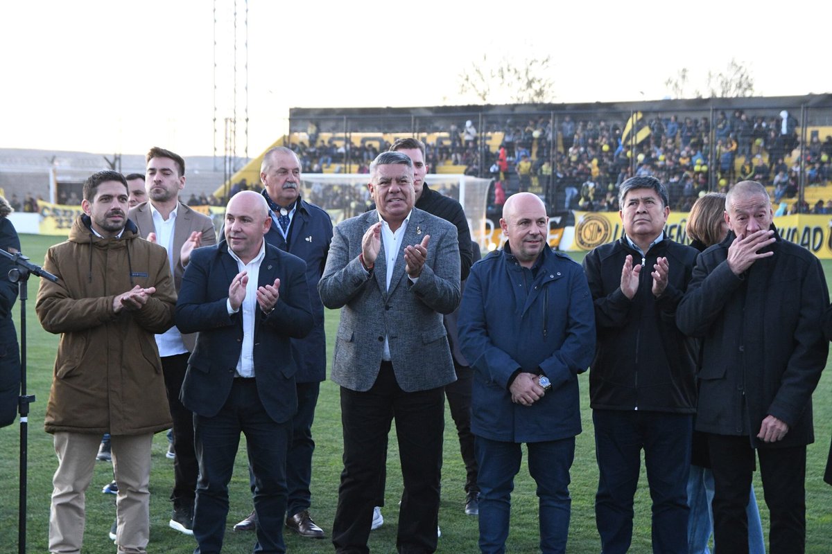 Samualdana's tweet photo. Qepd fútbol argentino, lo maneja el chiqui mafia y todos los corruptos hijos de puta incluyendo al pelado chupaverga de sastre, ni se molestan en disimular https://t.co/Trv8DTdYOC
