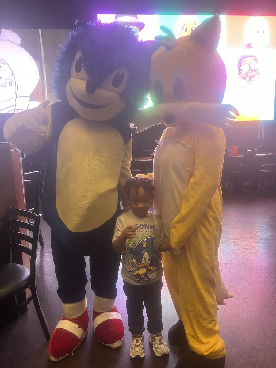 _applejaxs's tweet image. Now why sonic look like that? 😂🤦🏽‍♀️ I’ve never seen JJ this excited before though. Buddy met his hero.
#DaveandBusters #CharacterBreakfast