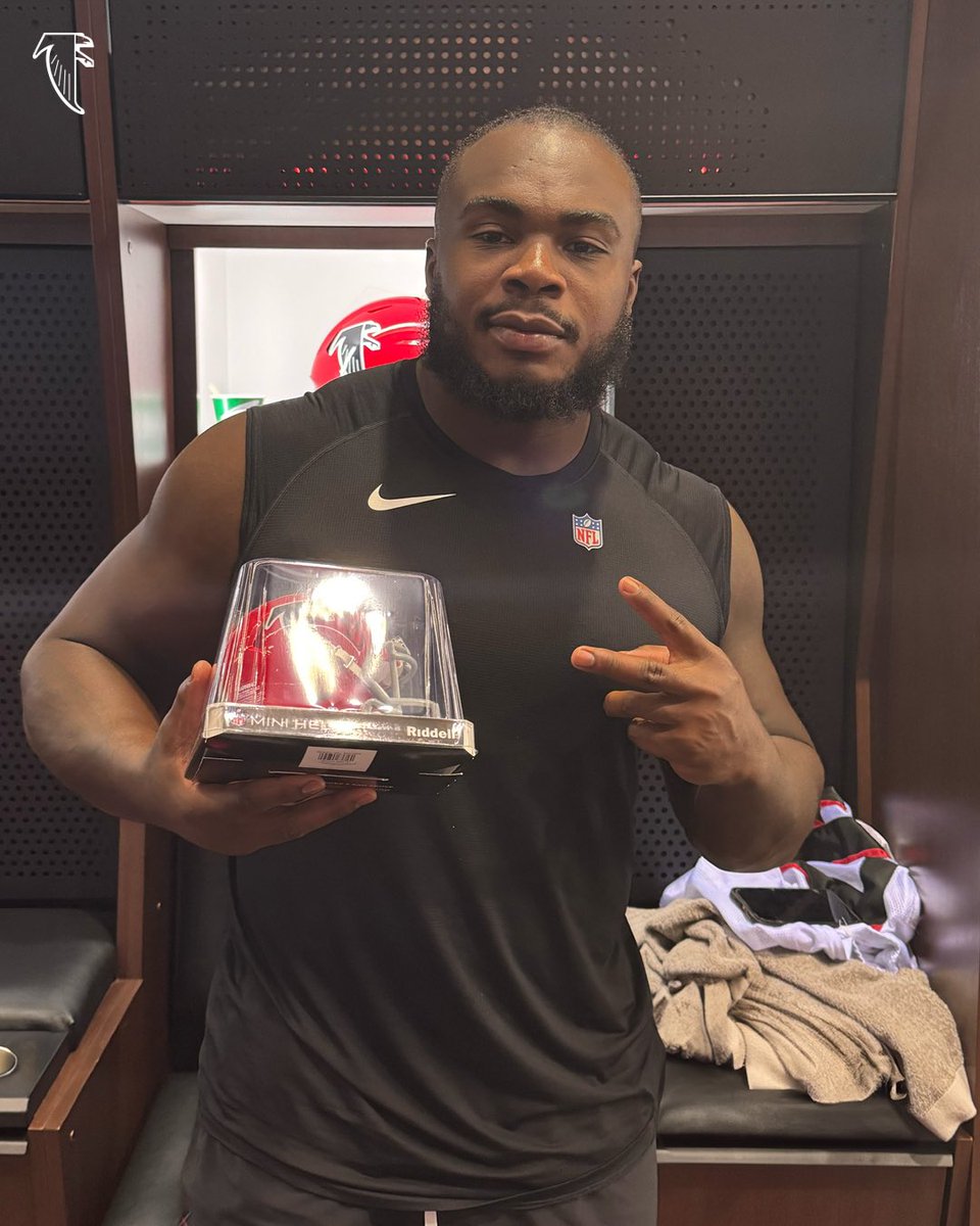 Atlanta Falcons (@atlantafalcons) on Twitter photo .<a href="/GradyJarrett/">Grady Jarrett</a> has a gift for you! 🚨
RT for a chance to win this signed throwback mini helmet from the man! .<a href="/GradyJarrett/">Grady Jarrett</a> has a gift for you! 🚨
RT for a chance to win this signed throwback mini helmet from the man!